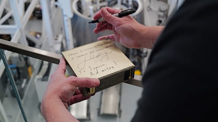 After 9 Years, Jensen Huang Personally Delivers to Musk — The Long-Delayed AI Personal Supercomputer Finally Arrives