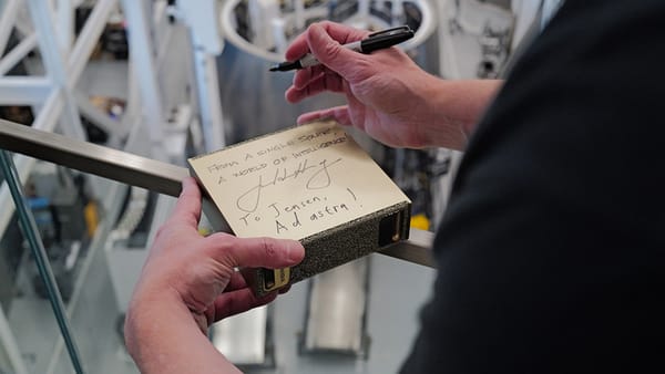 After 9 Years, Jensen Huang Personally Delivers to Musk — The Long-Delayed AI Personal Supercomputer Finally Arrives