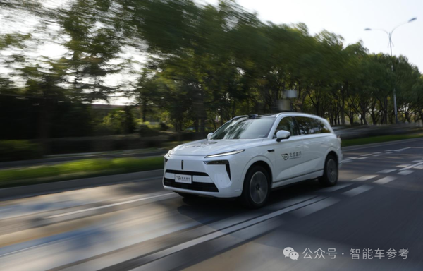 L2 Dad Car with VLA Turns into Robotaxi! Shenzhen Physical AI Unicorn Leads Wuxi in Lane-Changing Overtake